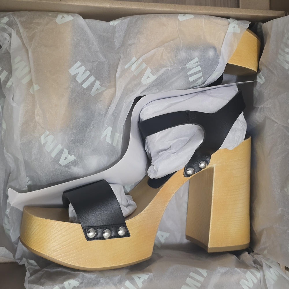 Stylish Black and Tan Wedge Sandals - Picture 6 of 7